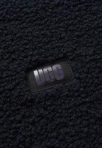 UGG FLUFF SCALLOPED SCARF - Sjal - black