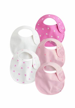 Sæt med fem hagesmække til baby: to hvide med lyserøde hjerter, to lyserøde, og en knaldrød med hvide hjerter. Blødt ribstof, justerbar tryklås.