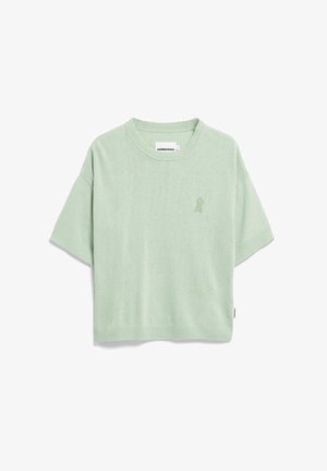 Hellgrüner, kurzärmeliger Strickpullover mit gerippten Bündchen und Saum, rundem Ausschnitt und kleinem, gesticktem Logo auf der linken Brust.