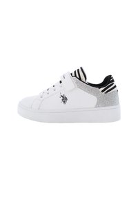 Hvide sneakers med en struktureret, glitrende sølv-hæleaccent og sort-hvidstribet inderside. Har et logo på siden.