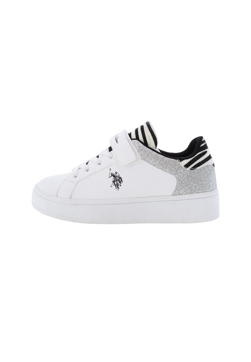 Hvide sneakers med en struktureret, glitrende sølv-hæleaccent og sort-hvidstribet inderside. Har et logo på siden.