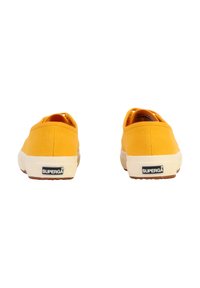 Sneakers in tela gialla con punta tonda, dotati di suola in gomma bianca e marchio sul tallone. Design semplice e leggero.