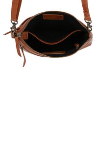 Brūns ādas šķērsbikses maiss ar rāvējslēdzēju, divām nodalījumiem un gludu tekstūru; tas ir aprīkots ar noņemamu siksnu un diskretnu zīmolu iekšpusē.