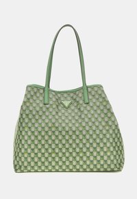 Borsa tote tessuta verde con motivo a scacchi, dotata di doppie maniglie, logo in evidenza e forma strutturata.
