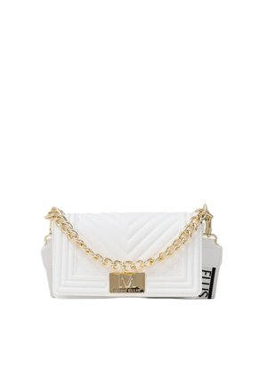 Borsa rettangolare trapuntata bianca con tracolla a catena dorata e chiusura dorata incisa con "MARC ELLIS."