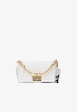 Borsa rettangolare trapuntata bianca con tracolla a catena dorata e chiusura dorata incisa con "MARC ELLIS."