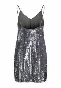 Srebrna sukienka z cekinami, z cienkimi regulowanymi ramiączkami i głębokim dekoltem, o dopasowanym kroju i lśniącej fakturze.