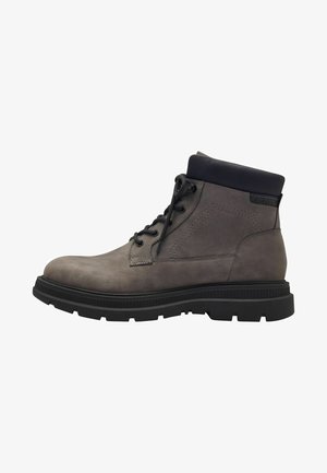 Halli hallaste nahast ankle-boots mustade aktsentidega, ümmarguse varbaga, nööridega esiosas, pehmendatud kaeluse ja paksu kummitaldaga.