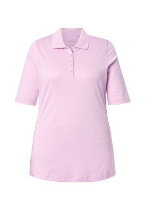 Světlounce růžové polo tričko s krátkými rukávy, límečkem a knoflíkovou légou s pěti knoflíky, zobrazené na bílém pozadí.