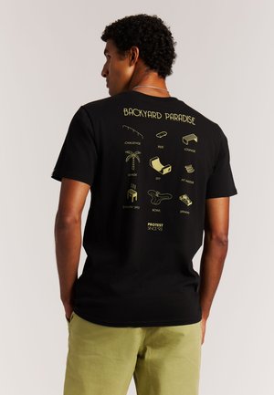 Zwart katoenen T-shirt met gele grafische ontwerpen op de achterkant, waaronder de tekst "BACKYARD PARADISE" en diverse iconen.