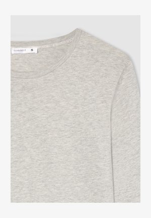 Maglietta a maniche lunghe grigio chiaro con scollo rotondo, realizzata in un morbido tessuto testurizzato. L'etichetta riporta "Terranova" con taglia "S."