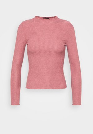 Top de malha canelada de mangas longas em rosa suave, com um colarinho alto e bordas desconstruídas, apresentando uma silhueta justa e uma textura suave.