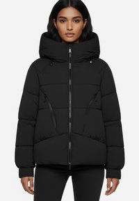 Giacca a vento nera con colletto alto, chiusura con zip frontale e tasche laterali con zip. Presenta un design trapuntato e polsini elastici per il calore.