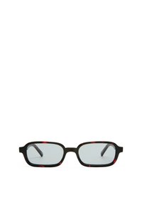 Ochelari de vedere rectangulari negri cu un finisaj lucios, având accente roșii pe brățări și lentile clare. Design cu ramă subțire.