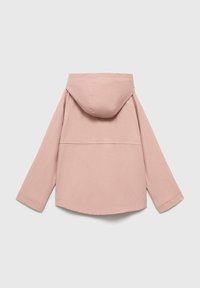 Jachetă roz deschis cu glugă, cu o croială relaxată și mâneci lungi. Prezintă un tiv curbat, o textură fină și un design minimalist.