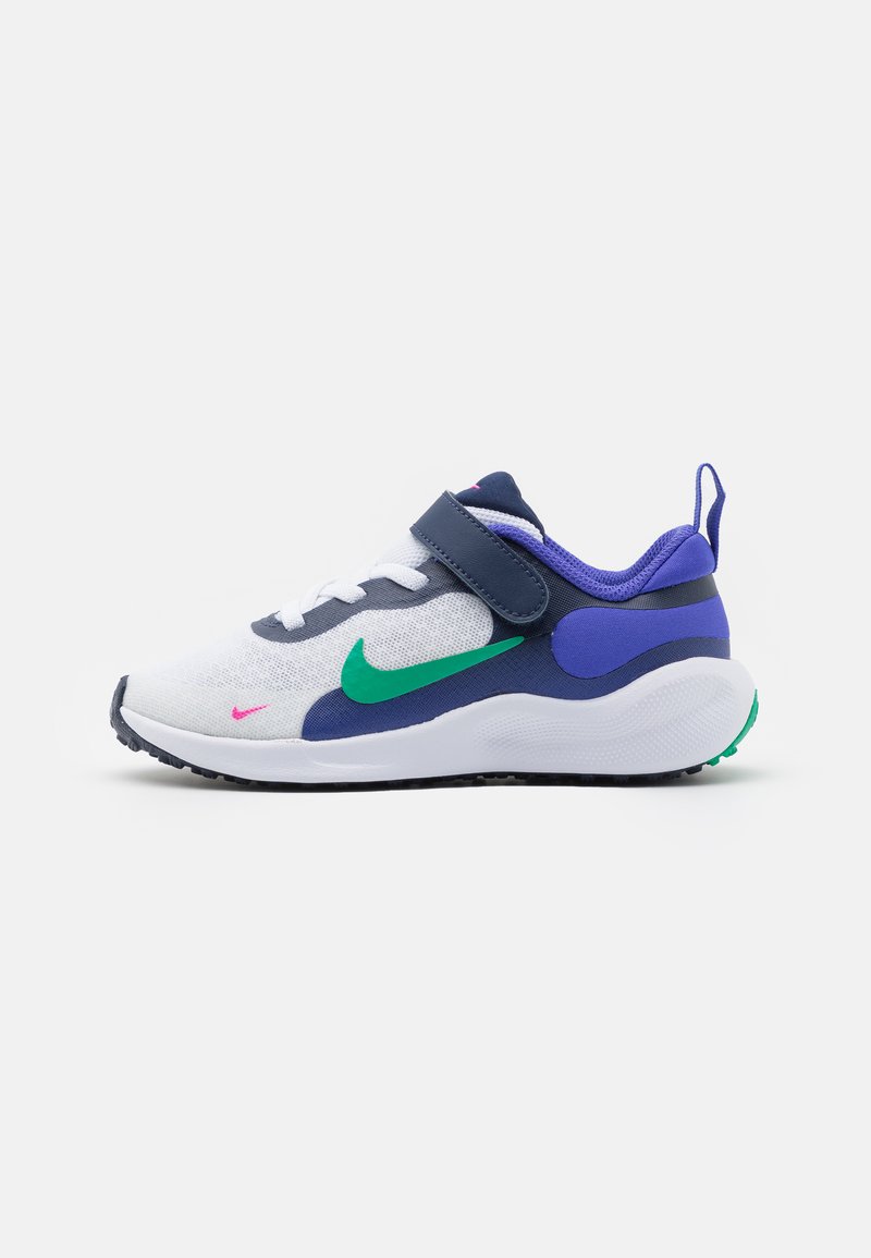 Nike apavi ar baltu sieta augšdaļu, tumši zilu akcentu, zaļu swoosh un Velcro siksnu. Texturēta zole melnā un zaļā krāsā.