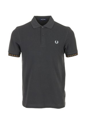 Donkergrijs polo met korte mouwen, twee knopen, een klein wit laurierlogo op de borst en zwart gele bies aan de mouwen.