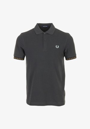 Donkergrijs polo met korte mouwen, twee knopen, een klein wit laurierlogo op de borst en zwart gele bies aan de mouwen.