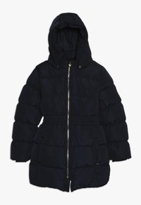 Chaqueta acolchada de color marino con capucha, que cuenta con cierre de cremallera, cintura elástica y bolsillos laterales. Tela suave y acolchada con un acabado ligeramente brillante.