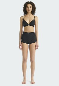 Czarny komplet bielizny składający się z trójkątnego biustonosza z regulowanymi ramiączkami oraz wysokich majtek, oba elementy z teksturowanym wzorem i detalem z logo.