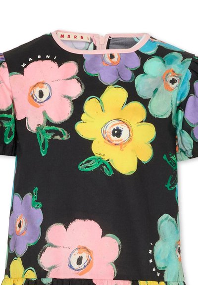 Czarna sukienka w kolorowy kwiatowy wzór; z motywem różowych, żółtych, niebieskich i fioletowych kwiatów. Krótkie bufiaste rękawy, zapięcie na zamek z tyłu oraz marka Marni.