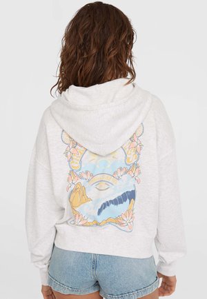 Lichtgrijze cropped hoodie met een trekkoordkap, voorzien van een kleurrafiek op de achterkant met bloemen, bergen en water.