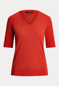 T-shirt rossa in cotone con scollo a V e maniche corte, caratterizzata da una texture liscia e localini arrotolati alle maniche. Design semplice e aderente.