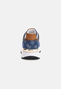 Adidași din denim cu accente din piele maro, talpă intermediară albă și detalii din hardware auriu. Prezintă un material texturat și un design sportiv.