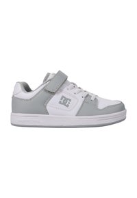 Graue und weiße Sportschuhe mit Obermaterial aus Leder und Mesh, ausgestattet mit einem Klettverschluss, weißen Schnürsenkeln und einer strukturierten Gummisohle.