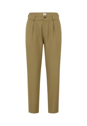 Pantaloni kaki slim-fit con passanti per cintura, pieghe frontali, chiusura con bottoni e cerniera, mostrati su uno sfondo bianco.