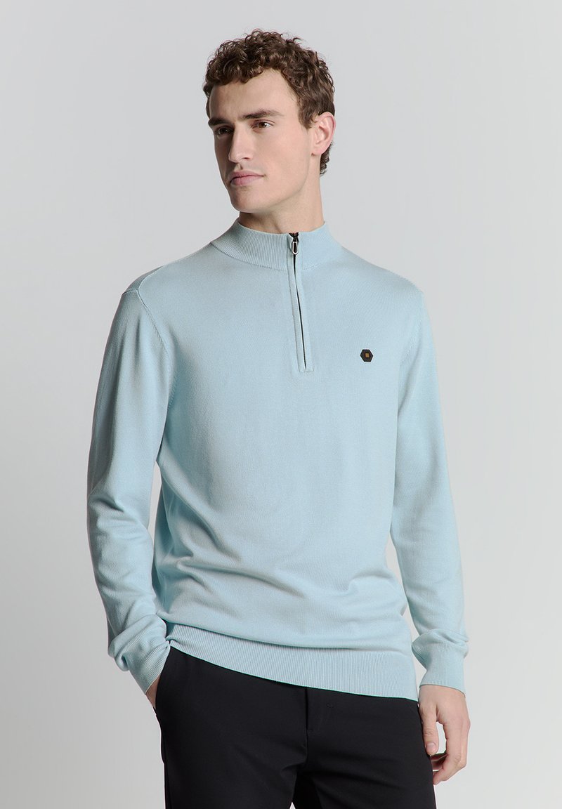 Lichtblauwe zip-neksweater van zacht materiaal; heeft een ribgebreide kraag en manchetten; klein hexagonaal logo op de linkerborst.