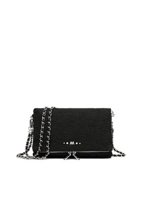 Pochette en tissu noir avec bandoulière chaîne argentée, fermeture éclair en bas et petits clous décoratifs en métal sur le rabat avant.