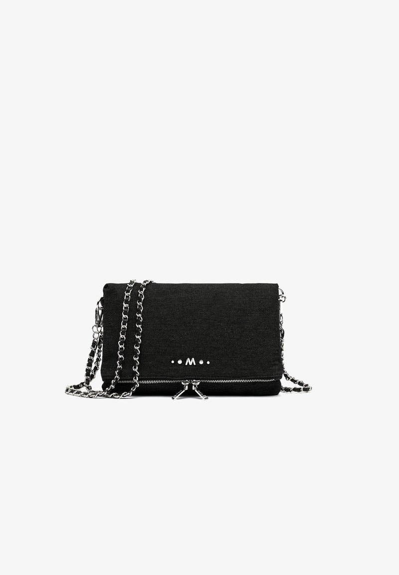 Pochette en tissu noir avec bandoulière chaîne argentée, fermeture éclair en bas et petits clous décoratifs en métal sur le rabat avant.