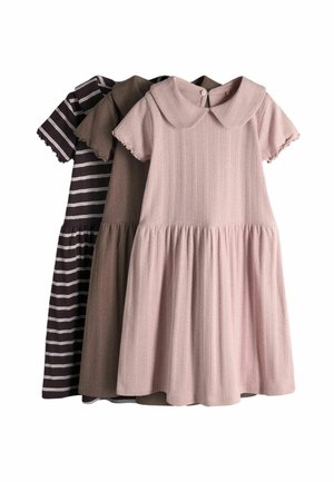 Tres vestidos de bebé de manga corta con punto acanalado y cuello bebé en rosa, marrón y marrón con rayas blancas, colocados uno al lado del otro.