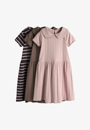 Tres vestidos de bebé de manga corta con punto acanalado y cuello bebé en rosa, marrón y marrón con rayas blancas, colocados uno al lado del otro.