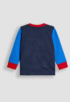 Langarmshirt mit einem navyblauen Körper, blauen Ärmeln und roten Bündchen. Hergestellt aus weichem Baumwollmaterial, hat es einen runden Halsausschnitt und ein einfaches Design.