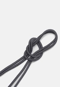 Cuerda trenzada de color gris oscuro con un diseño de nudo en bucle, que presenta una textura suave. Los extremos de la cuerda se extienden en dos hebras paralelas.