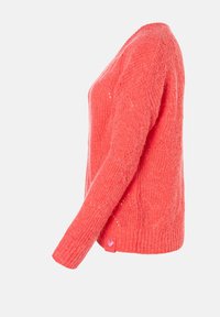 Helle korallenfarbene Strickjacke mit langen Ärmeln, gerippter Textur und einem dezenten Muster. Verfügt über ein kleines Logotag in der unteren linken Ecke.