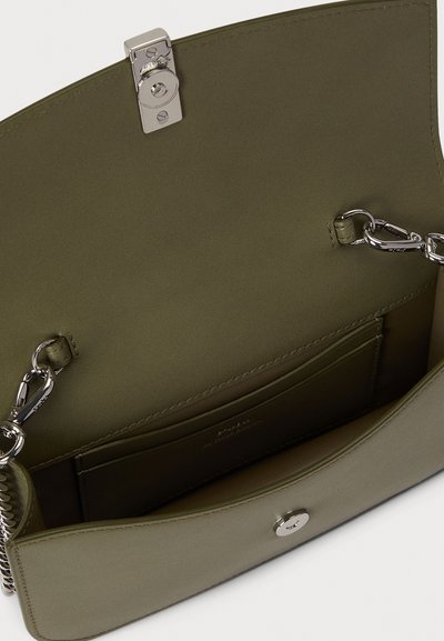 Bolso de mano de cuero verde oliva con cierre de tapa plateada, cadena como correa y bolsillo interior. Textura suave y diseño elegante y estilizado.