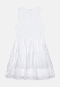 Robe blanche avec un corsage ajusté et un design sans manches. Jupe en tulle texturé avec des volants en couches. Fermeture éclair au dos pour un enfilage facile.