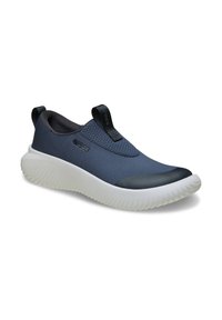 Navy Slip-On Schuh mit einem strukturierten Textil-Obermaterial, runder Zehenpartie und weißer gerillter Sohle. Verfügt über eine Zuglasche für einfaches An- und Ausziehen.