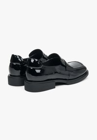 Zwarte patenten leren schoenen met een ronde neus, lage blokhak en instapontwerp, met een gladde afwerking en versterkte naden.