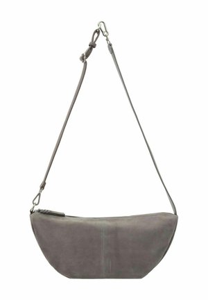 Sac à bandoulière en cuir gris avec une forme courbée, une bandoulière ajustable, une fermeture éclair et une subtile marque en relief à l'avant.