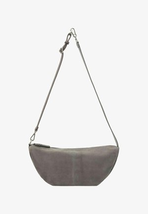 Sac à bandoulière en cuir gris avec une forme courbée, une bandoulière ajustable, une fermeture éclair et une subtile marque en relief à l'avant.