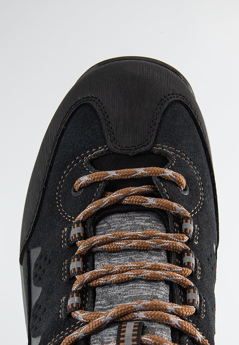 Czarne zamszowe buty sportowe z gumowym czubkiem, brązowymi i szarymi sznurówkami oraz fakturowanym szarym językiem. Widoczne wzmocnione przeszycia oraz detale z logo.