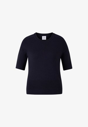 Tmavě modrý krátký pletený top s kulatým výstřihem, který má bezšvová ramena, hladkou texturu a jemný počesaný lem.