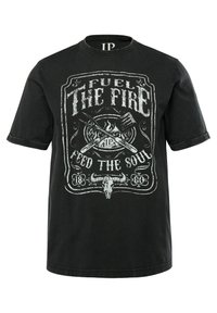 Camiseta de algodón negra con cuello redondo. En el frente presenta un diseño gráfico blanco con el texto "Enciende el fuego" y utensilios cruzados sobre un cráneo.