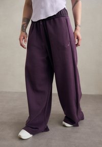 Champion EMOTIONAL DANCE WIDE LEG PANTS - Treniņtērpa apakšdaļas - purple