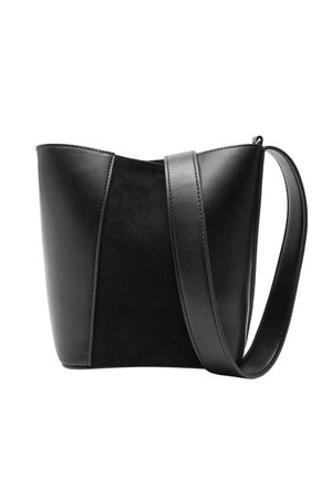 Czarna skórzana torba o gładkim wykończeniu z matową teksturowaną sekcją, wyposażona w szeroki, regulowany pasek i trójkątny kształt.