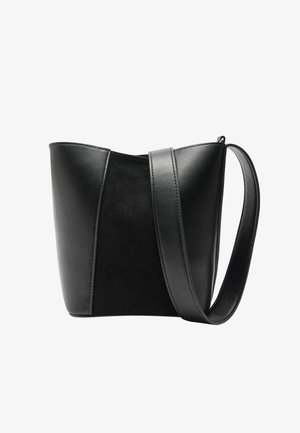 Czarna skórzana torba o gładkim wykończeniu z matową teksturowaną sekcją, wyposażona w szeroki, regulowany pasek i trójkątny kształt.